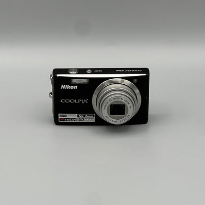 Front view of a black Nikon Coolpix S560 with its silver lens extended