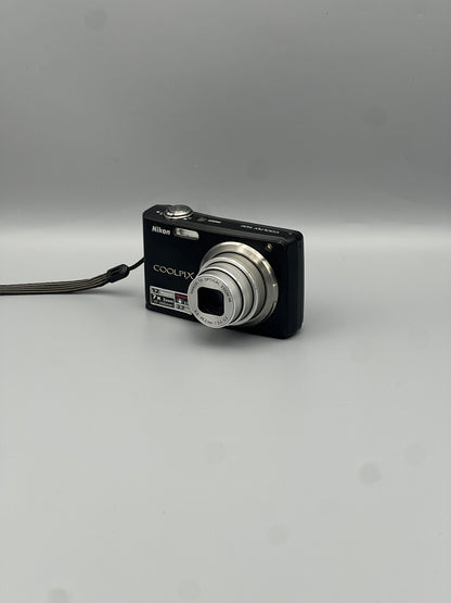 Front and side view of a black Nikon Coolpix S630 with its lens extended